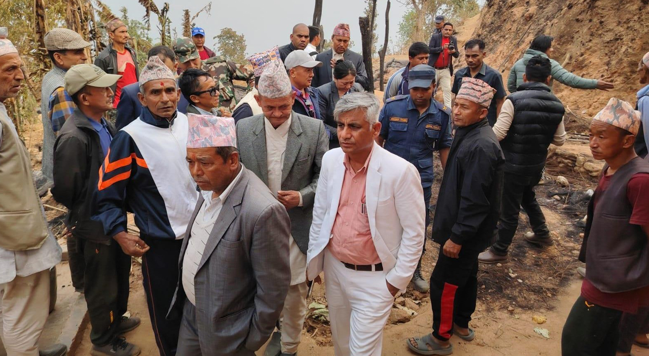 आगलागीबाट हतुवागढीमा एकै परिवारका ३ बालबालिकाको मृत्यु, प्रदेश सरकारले दियो १ लाख सहयोग